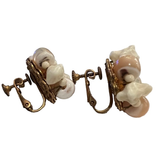 Miriam Haskell Earrings Vintage Signed Faux Coral Shell Beaded Clip/ Screw back - Picture 2 of 14